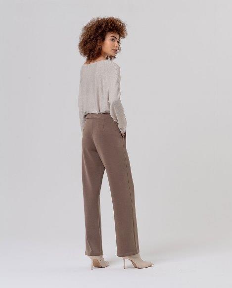 Pantalón recto modal Surkana Bamu taupe trasera