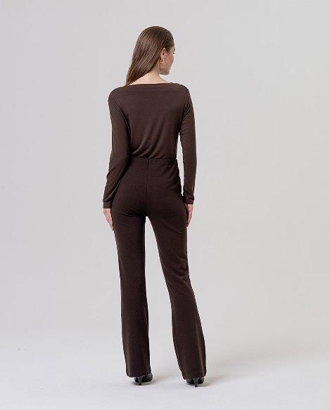 Pantalón punto de viscosa flare Surkana Baxy marrón trasera