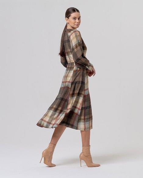 Maxi vestido cuadros pico mao y cinturón Surkana Caxe trasera