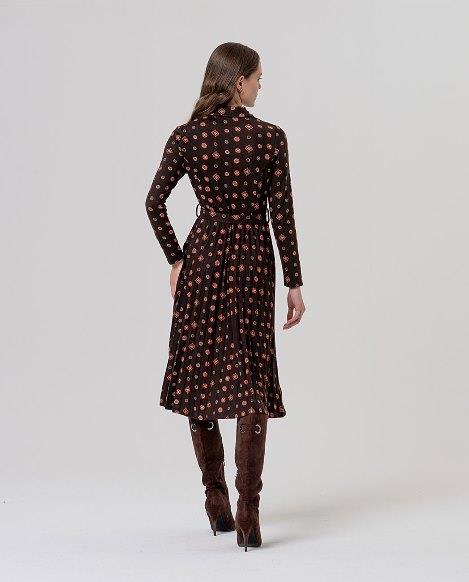 Vestido punto midi plisada estampado rosetones Surkana marrón trasera