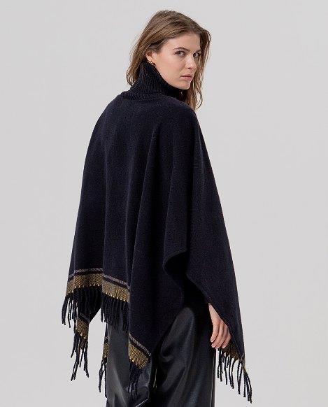 Poncho cisne espiga y flecos Surkana Pobi trasera 