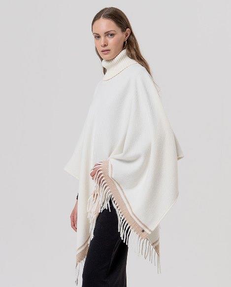 Poncho cisne espiga y flecos Surkana pobi blanco lateral