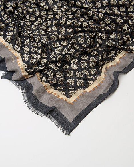 Foulard estampado abanicos Surkana Pani gris detalle