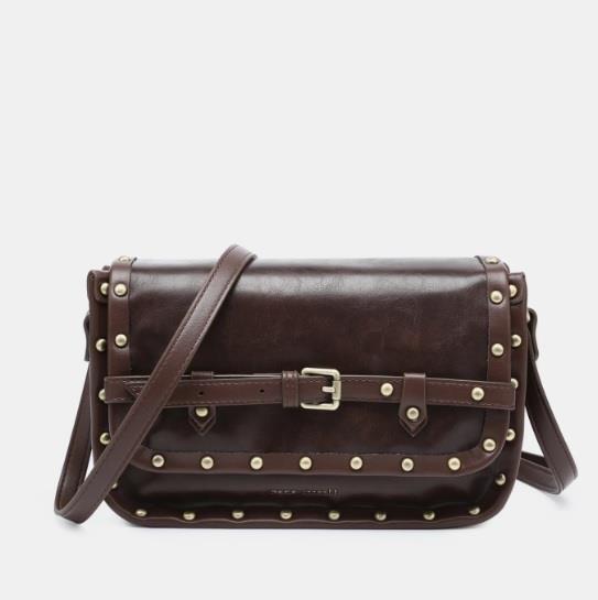 Bolso bandolera con tapa tachas Pepe Moll Cynthia marron