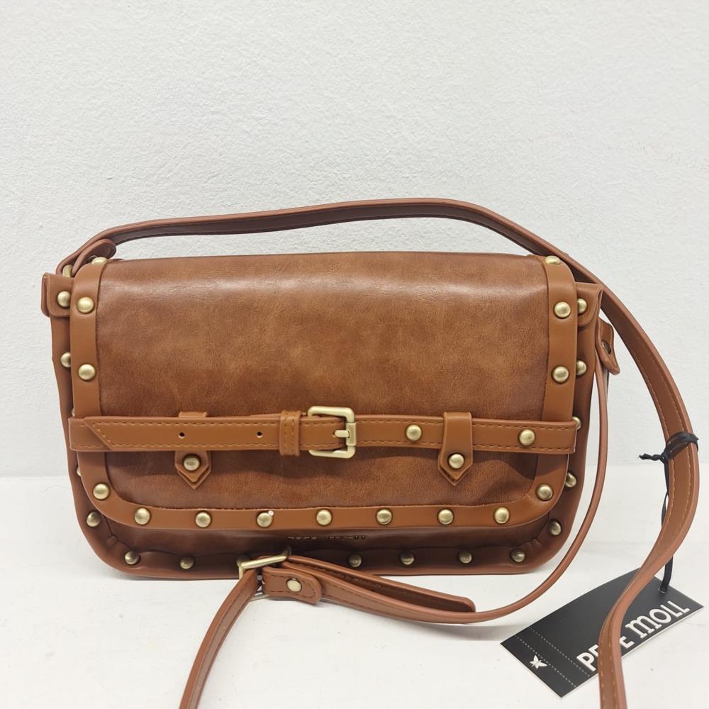 Bolso bandolera con tapa tachas Pepe Moll Cynthia cuero