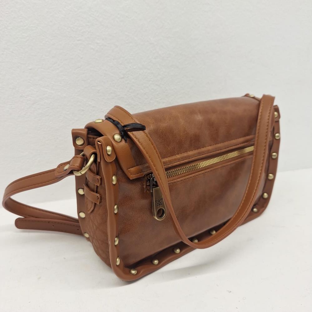 Bolso bandolera con tapa tachas Pepe Moll Cynthia cuero trasera