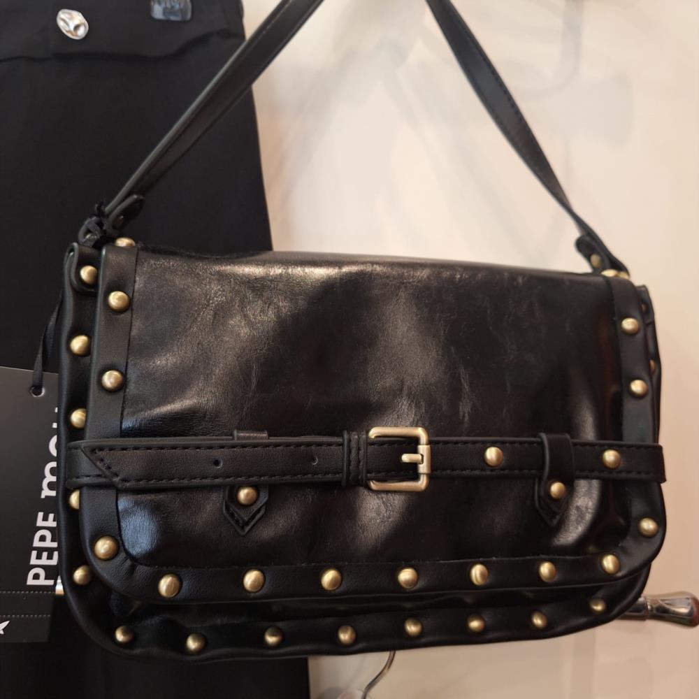 Bolso bandolera con tapa tachas Pepe Moll Cynthia negro