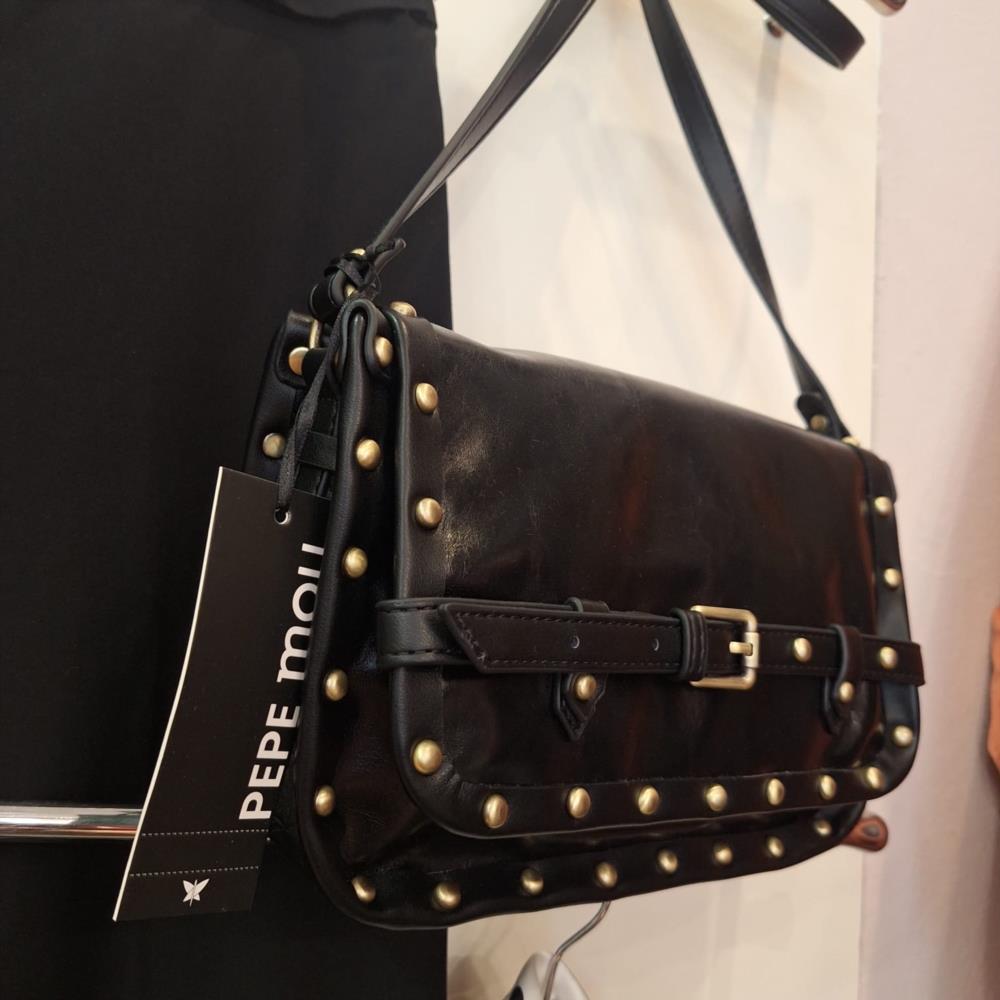 Bolso bandolera con tapa tachas Pepe Moll Cynthia negro lateral