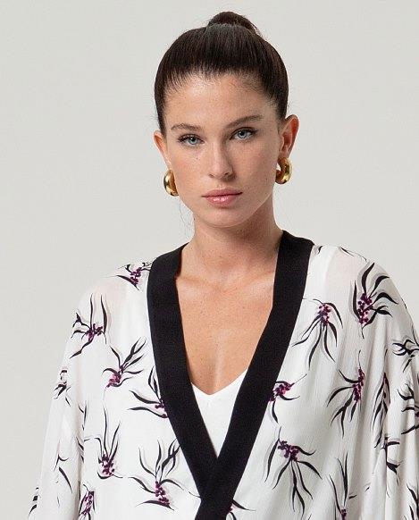 Kimono fluido con cinturón Surkana KAKI921 blanco y negro detalle