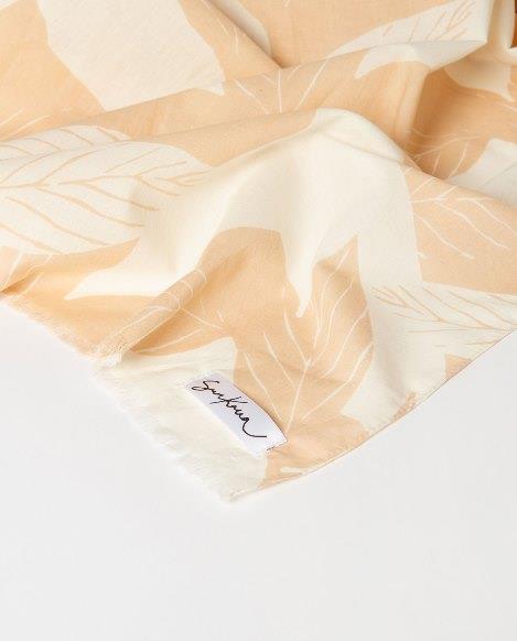 Pañuelo rectangular estampado Surkana MOAL224 beige detalle
