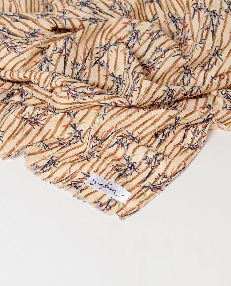 Pañuelo rectangular estampado Surkana MOAL225 beige con azul detalle