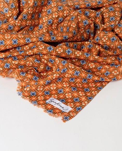 Pañuelo rectangular estampado Surkana MOAL227 naranja con azul detalle