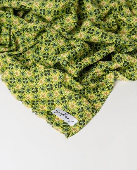 Pañuelo rectangular estampado Surkana MOAL227 pistacho detalle