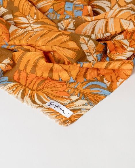 Pañuelo rectangular estampado Surkana MOAL229 naranja con camel detalle