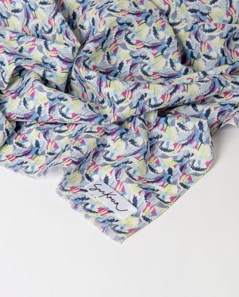 Pañuelo rectangular estampado Surkana MOAL230 estampado azul detalle