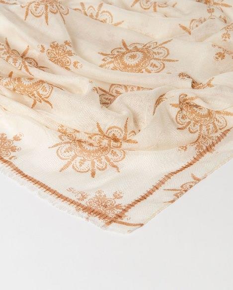 Pañuelo rectangular estampado Surkana MOVI221 beige y camel detalle