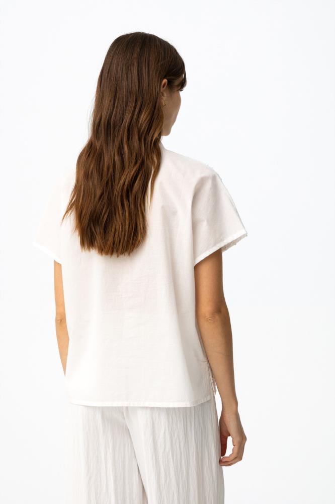 Blusa mao pico relieves bordados Tifossi Esbelta trasera