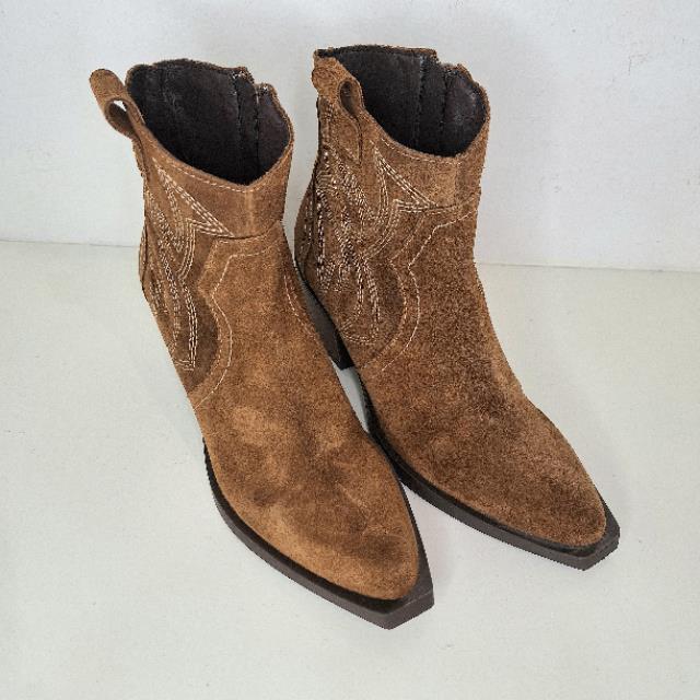 Bota campera corta serraje cuero con bordados