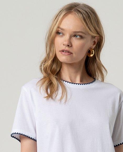 Camiseta manga corta festón Surkana INCA016 blanco y azul detalle