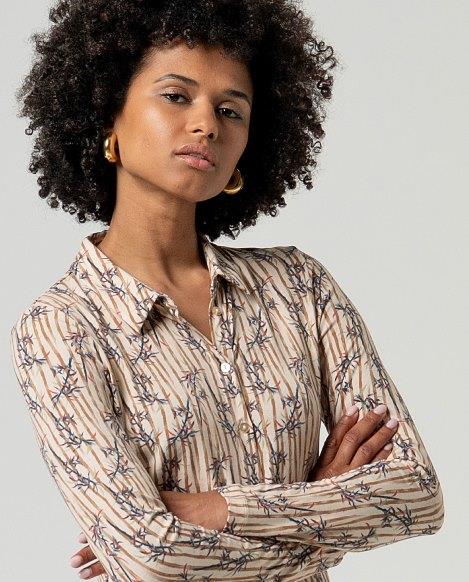 Camisa manga larga estampada Surkana INVI116 beige detalle