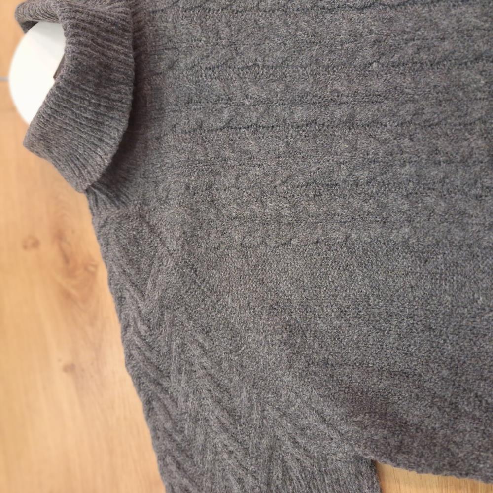 Detalle jersey coletas cuello cisne gris