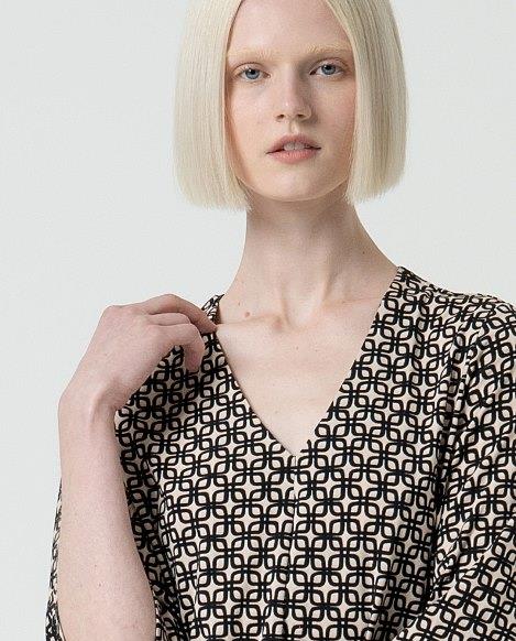 Vestido cuello pico con pliegue Surkana Odet detalle