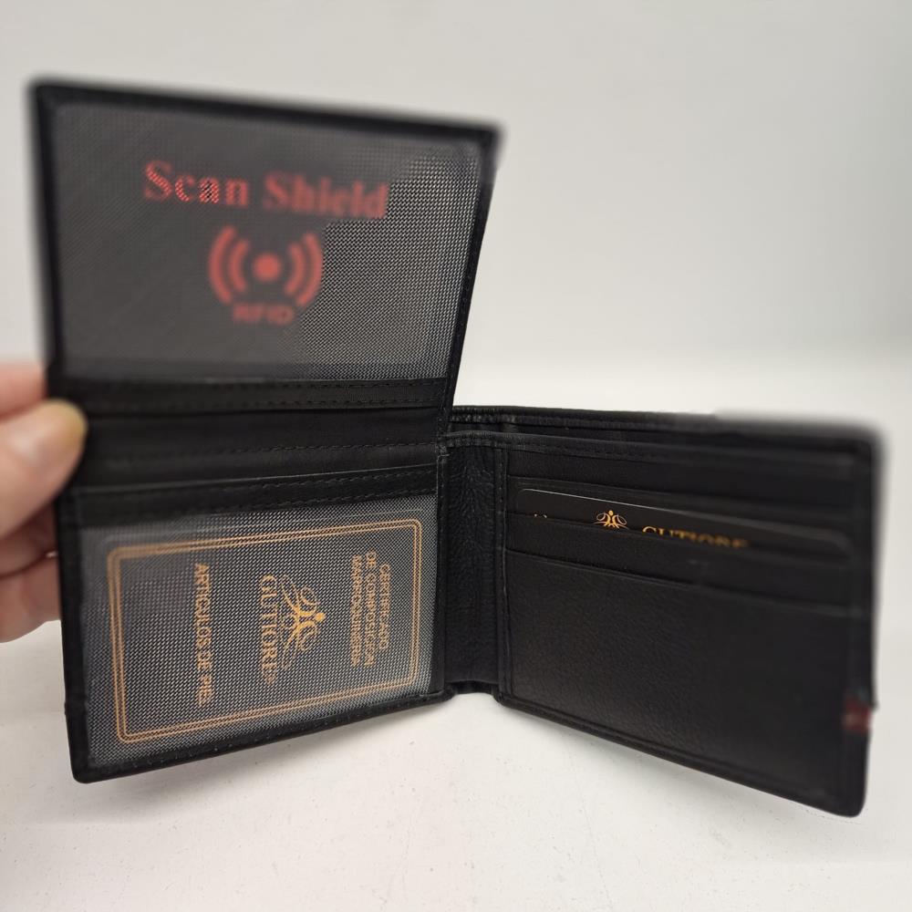 Billetero americano con un carnet ventana Gutiore negro detalle