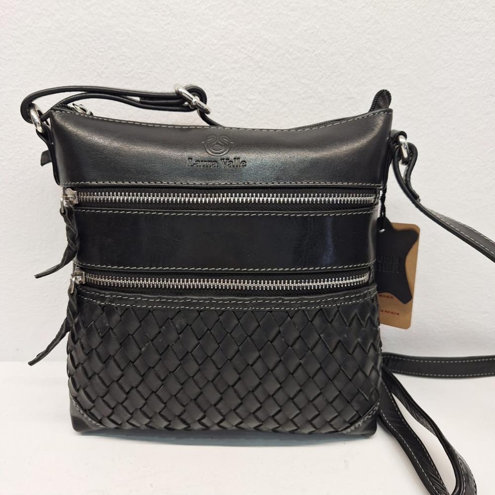 Bolso bandolera vertical trenzado frontal Laura valle negro