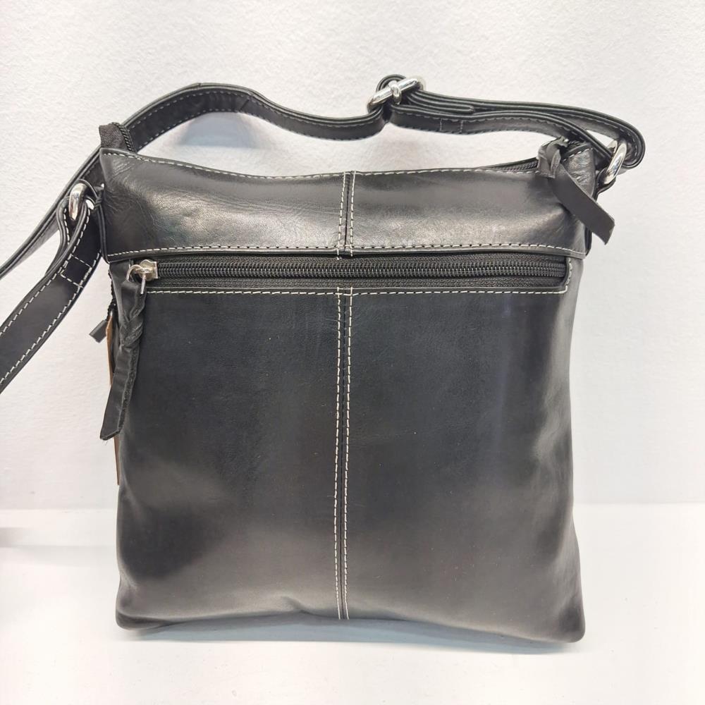 Bolso bandolera vertical trenzado frontal Laura valle negro trasera