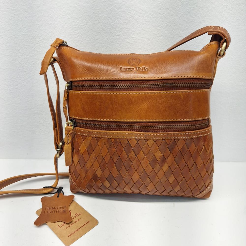 Bolso bandolera vertical trenzado frontal Laura valle cuero