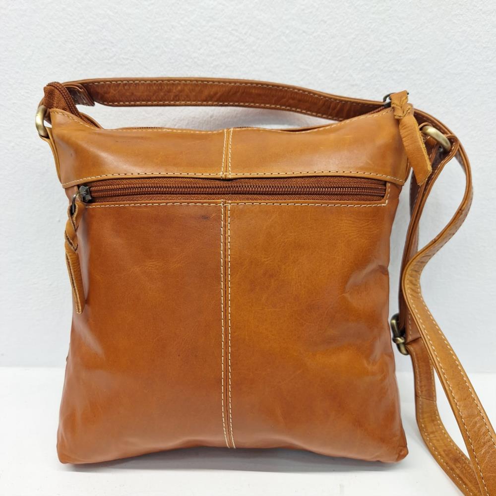 Bolso bandolera vertical trenzado frontal Laura valle cuero trasero