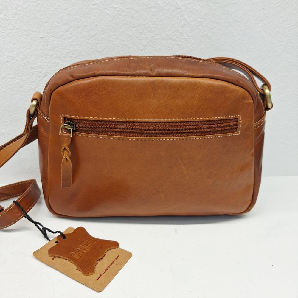 Bolso bandolera lowi trenzado Laura Valle cuero trasera