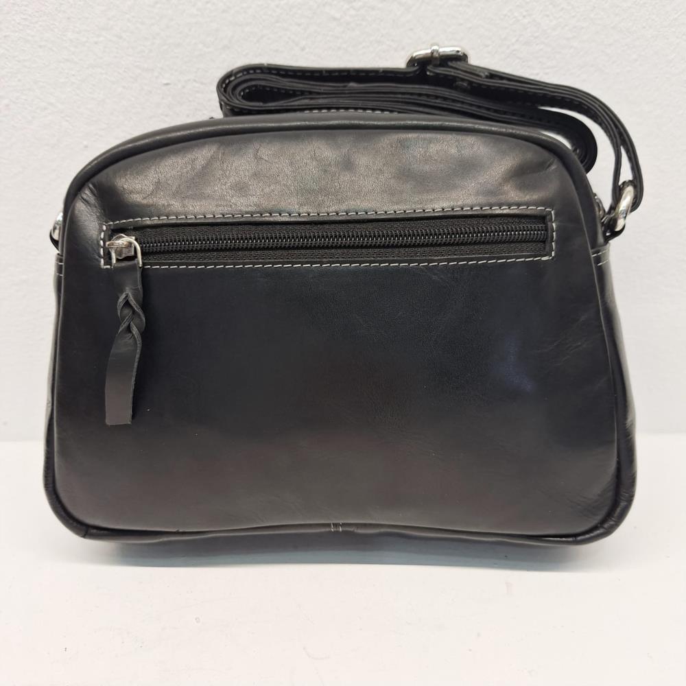 Bolso bandolera lowi trenzado Laura Valle negro trasera