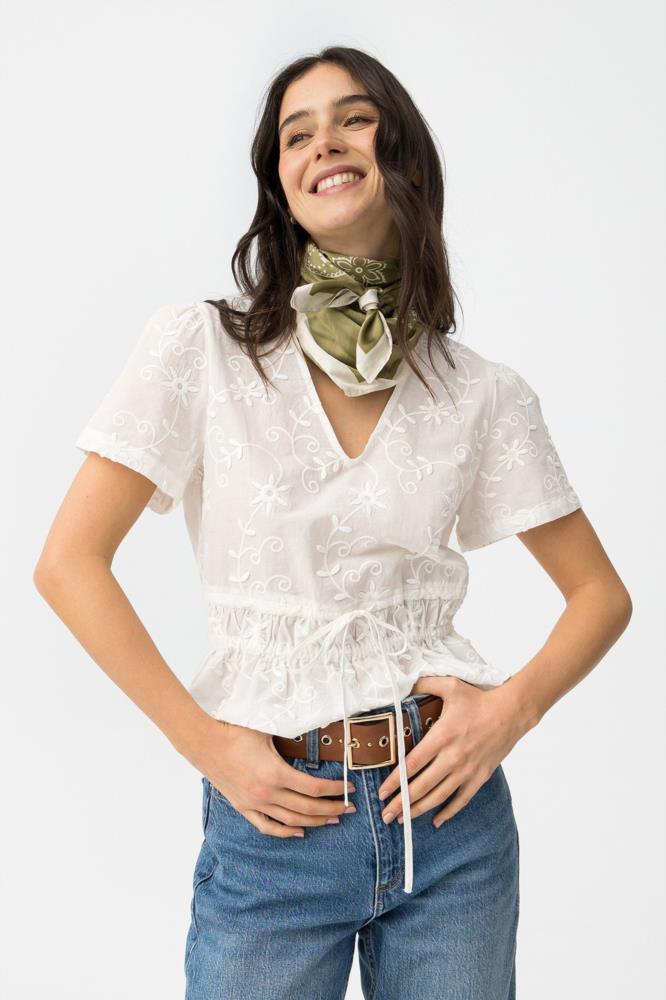 Blusa bordado flores con goma y cinta Tiffosi Indalina crudo cerca