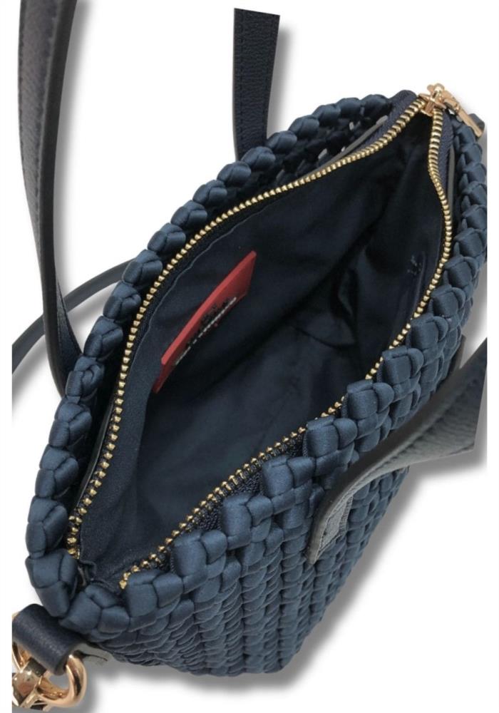 Bolsito trenzado con neceser Martina K azul interior