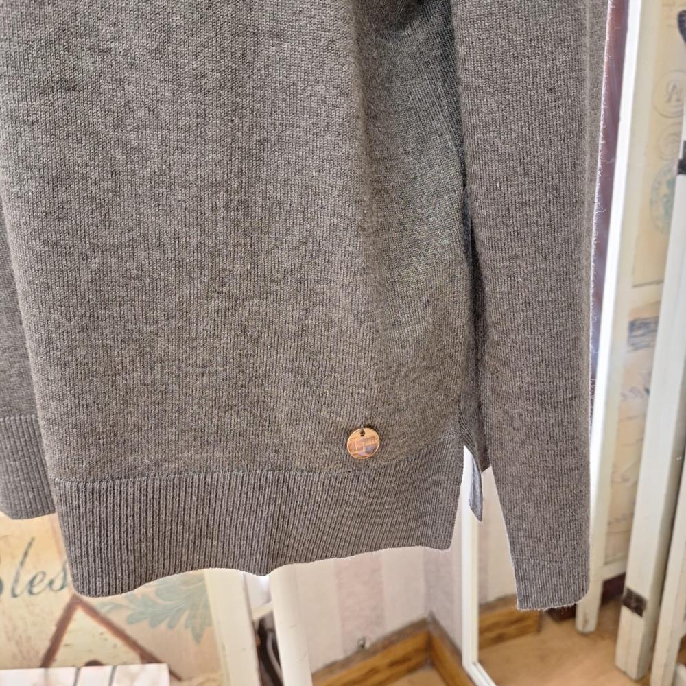 Jersey cuello pico aberturas laterales gris detalle