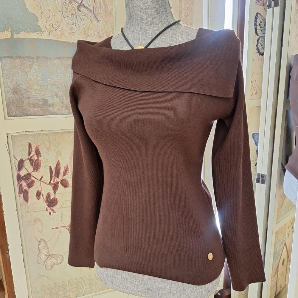 Jersey cuello barco asimétrico marron