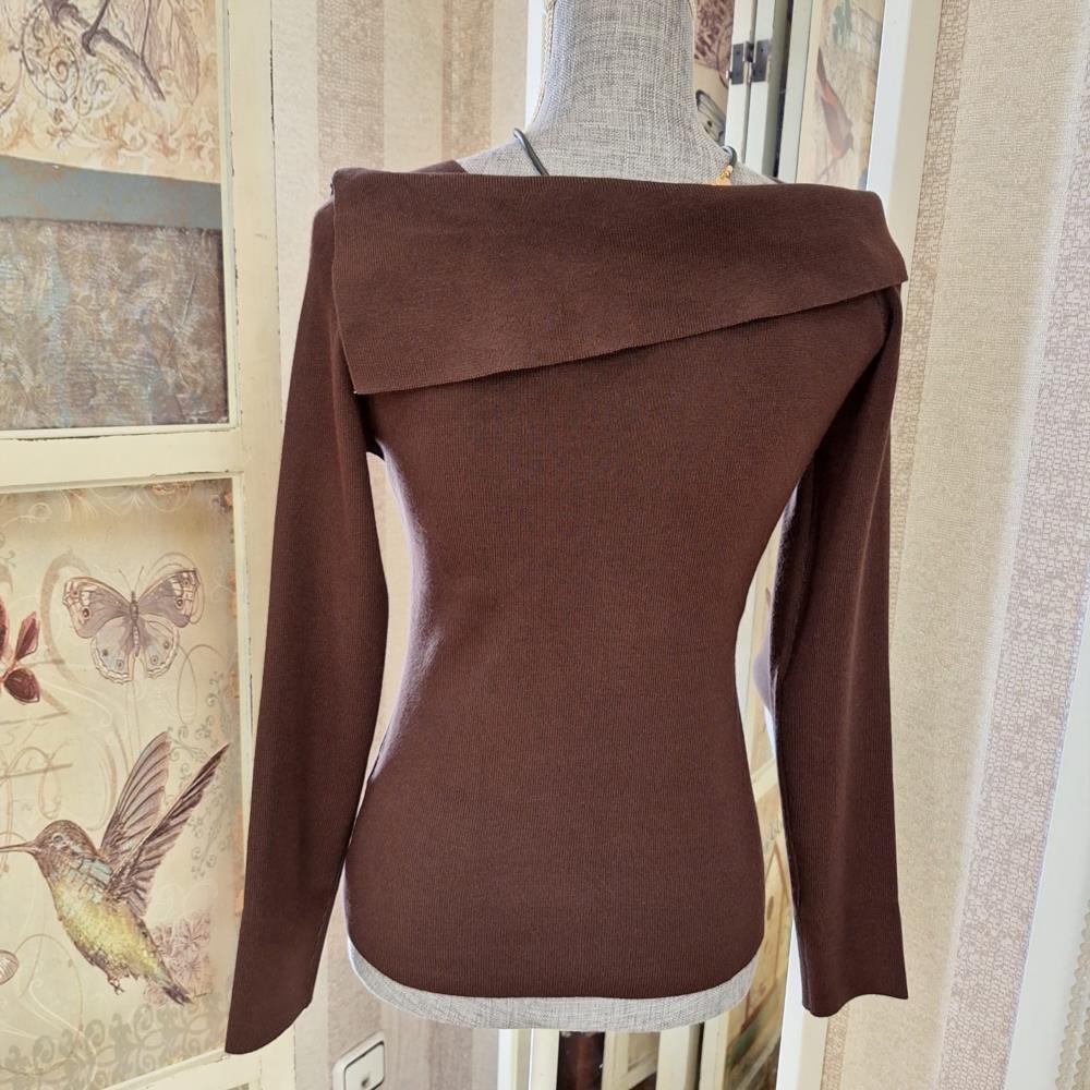 Jersey cuello barco asimétrico marron trasera