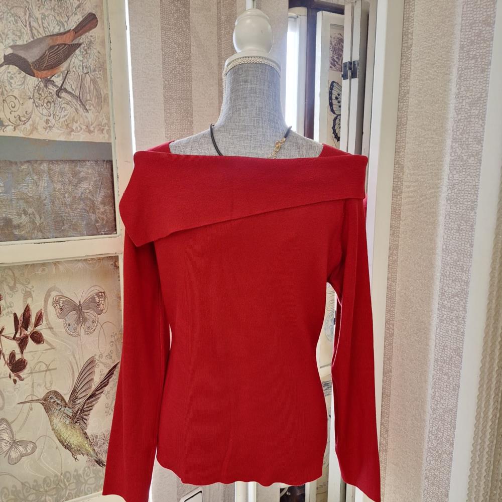 Jersey cuello barco asimétrico rojo trasera