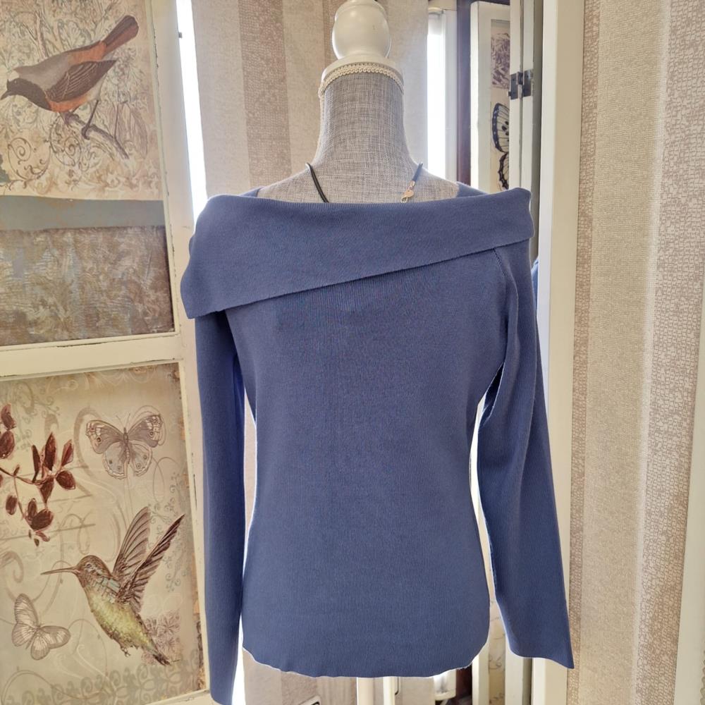 Jersey cuello barco asimétrico azul trasera