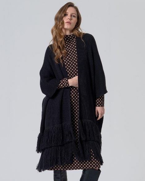 Poncho flecos con imperdible Surkana Pofe negro