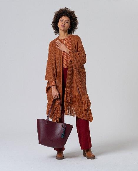 Poncho flecos con imperdible Surkana Pofe cuero