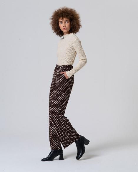 Pantalón punto cinturón estampado geométrico borrado Surkana Irvi lateral