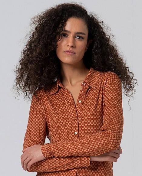 Camisa punto estampado circulos y abetos Surkana Lani cerca