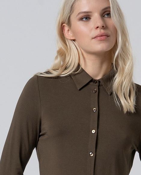 Camisa lisa punto Surkana Lisi verde seco detalle