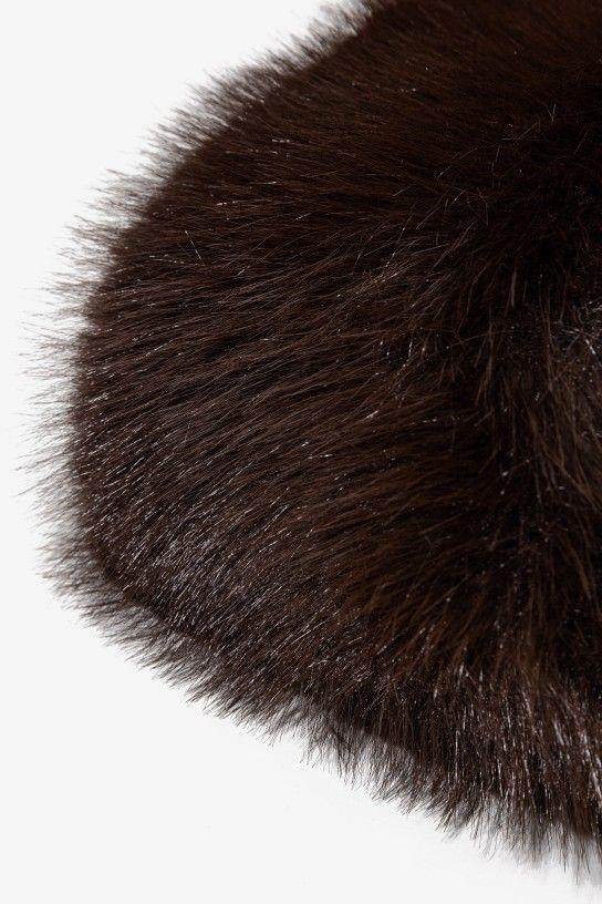 Detalle cuello Donatella marrón