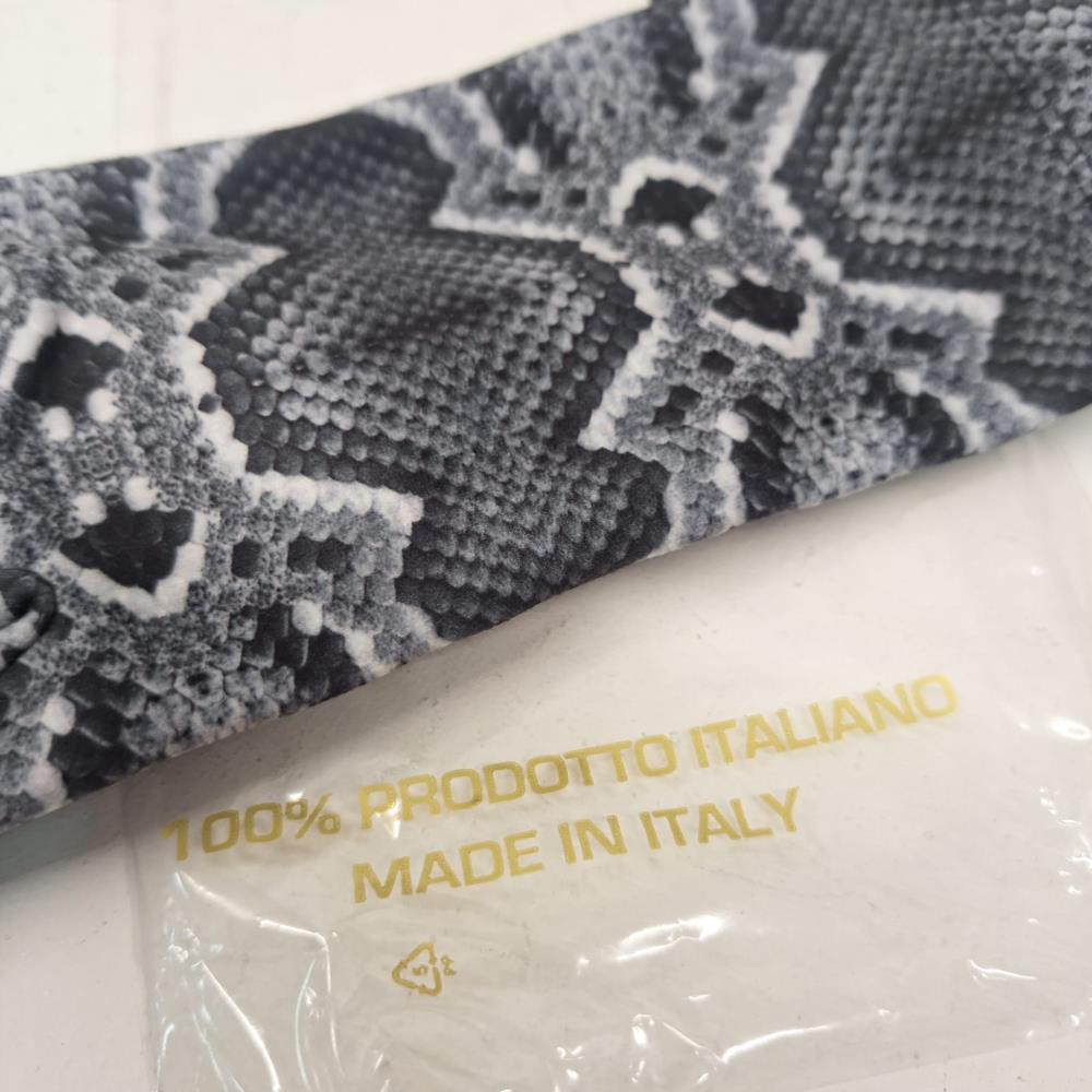 Guantes estampado pytón  gris detalle