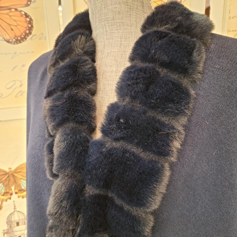 Poncho liso ribete y puños peletero Lemaille 2212 marino detalle