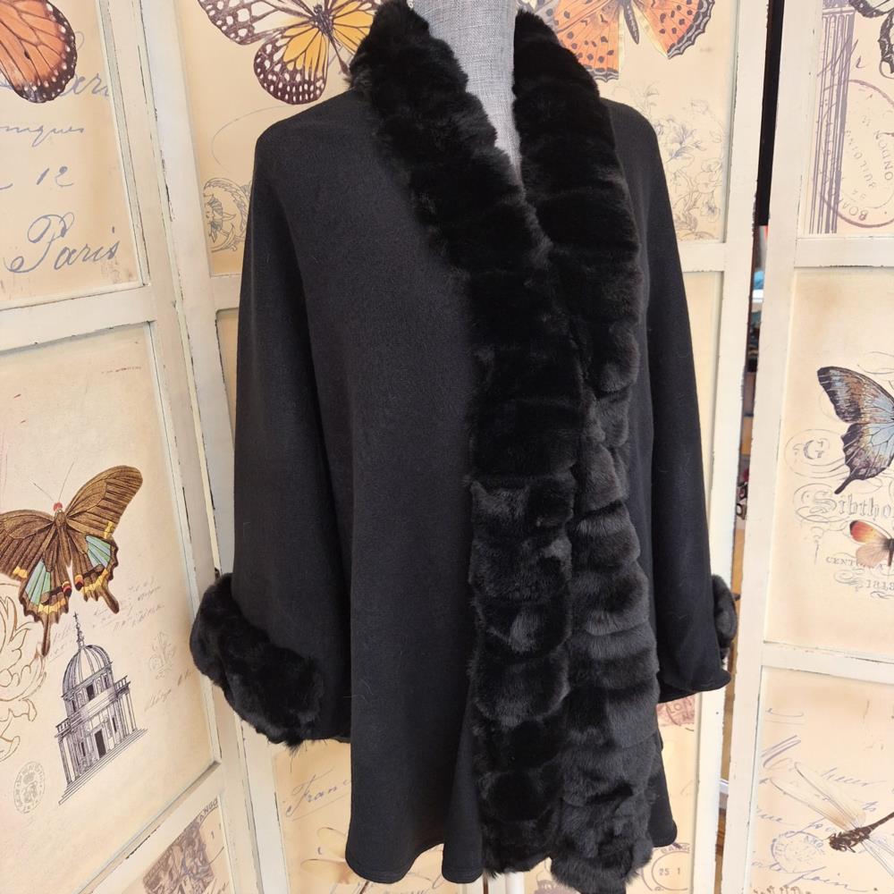Poncho liso ribete y puños peletero Lemaille 2212 negro