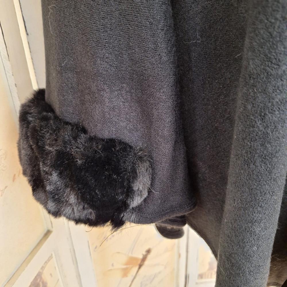 Poncho liso ribete y puños peletero Lemaille 2212 negro detalle puño
